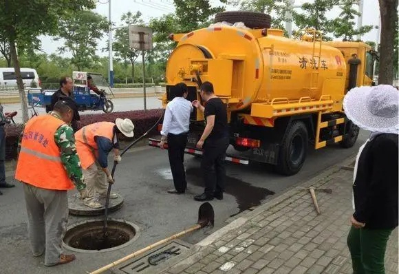 高压疏通、清掏隔油池、集水坑等服务,高压清洗饭店、宾馆下水管