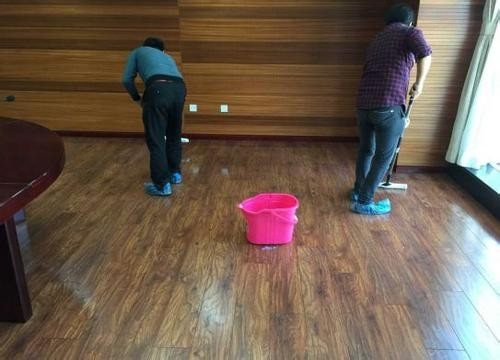 开荒保洁：家庭一次性深度保洁，玻璃清洗、卧室、家具、地面清洁